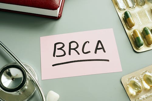 Mutazioni BRCA e l’aumento di rischio di sviluppare diversi tumori: i fattori in gioco quando si parla di test genetici