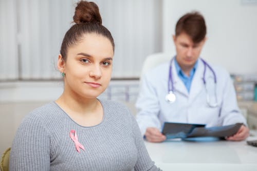 L’impatto psicologico del cancro al seno sulle giovani pazienti