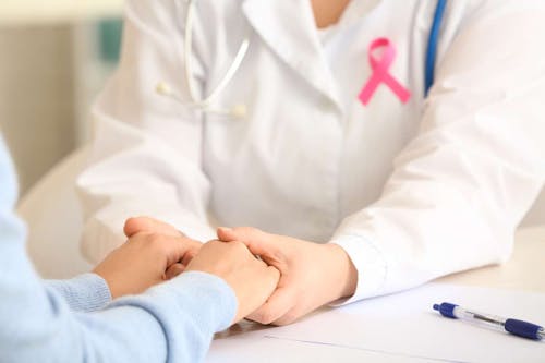 I benefici della terapia ormonale prolungata nel cancro del seno