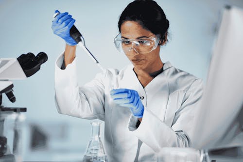 Un semplice prelievo per scoprire tanti tipi di cancro? Promesse e limiti dei nuovi test ematici